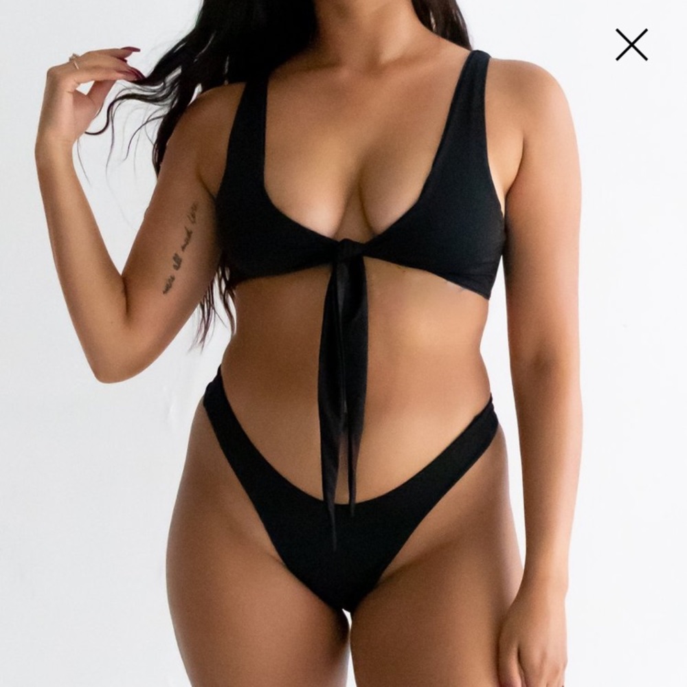 437 Swimsuit Kenzie Bikini Top- Medium Black